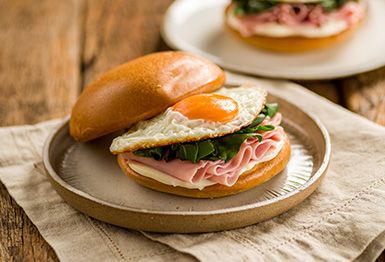 Sanduíche de Brioche com Presunto, Espinafre e Ovos